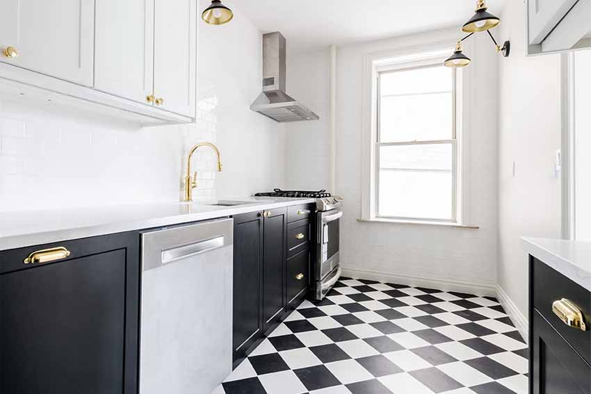 Black and White Themed Kitchen Tiles