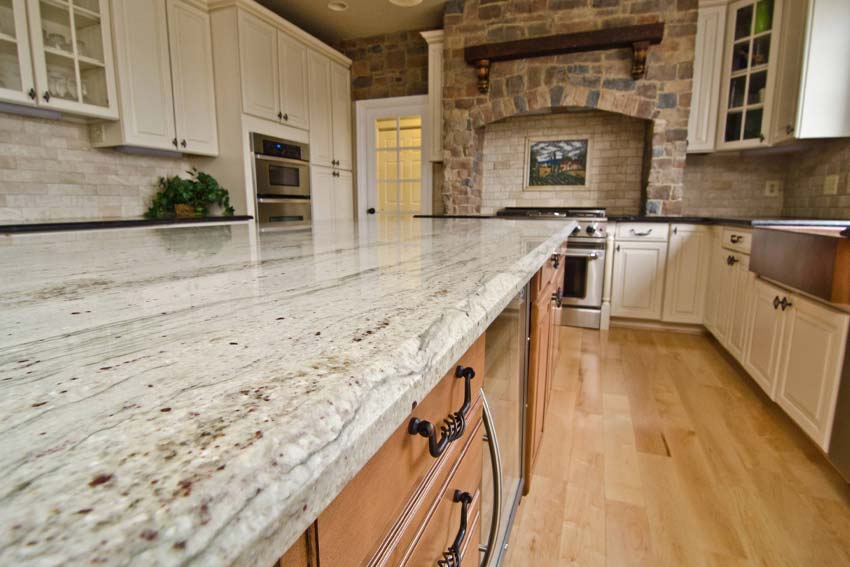 https://www.decorpot.com/images/blogimage603047622White-with-brown-granite-countertops-2.jpg