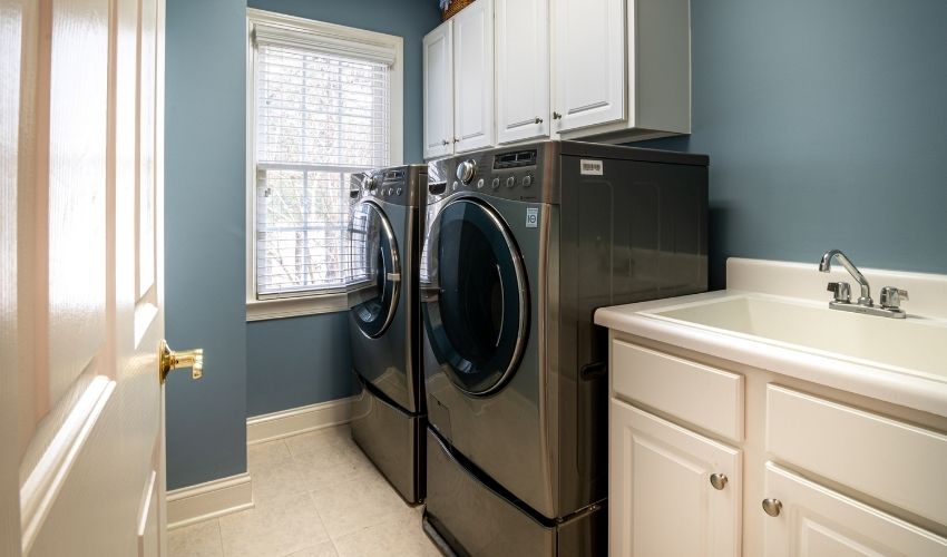 Cabinets-and-Cupboards-in-Laundry-Room