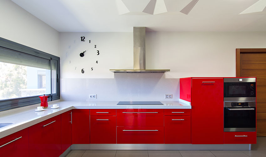 RED FOR WARMTH TO YOUR MODULAR KITCHEN